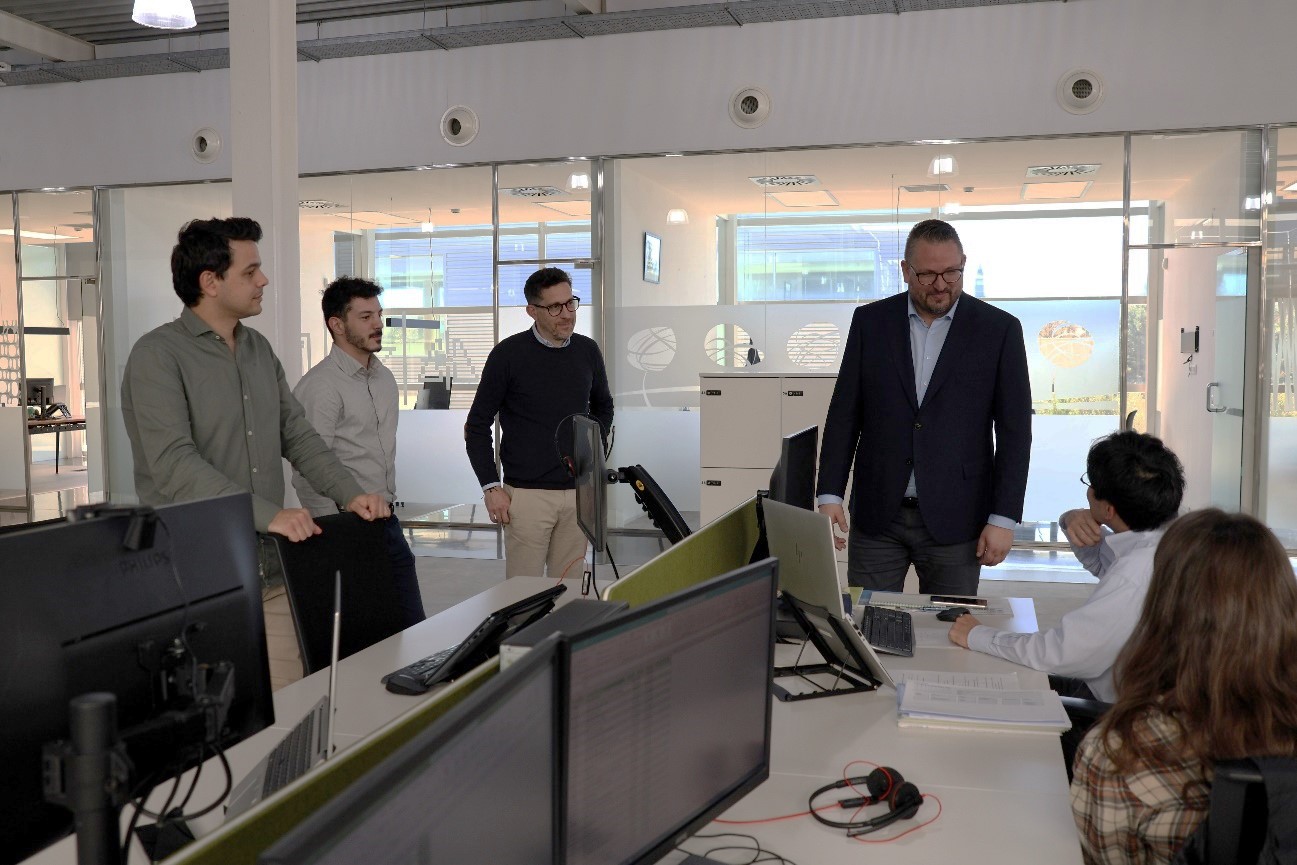 Dries Laheye conversando con miembros del equipo Tewis