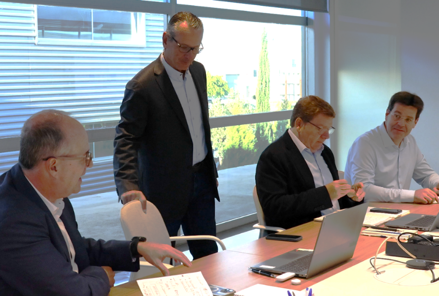 Carlos Momplet junto al equipo directivo de Tewis