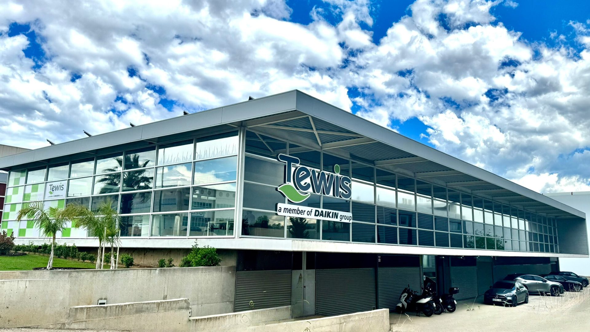 Fachada actual del edificio principal de Tewis en el Parque Tecnológico de Paterna en Valencia