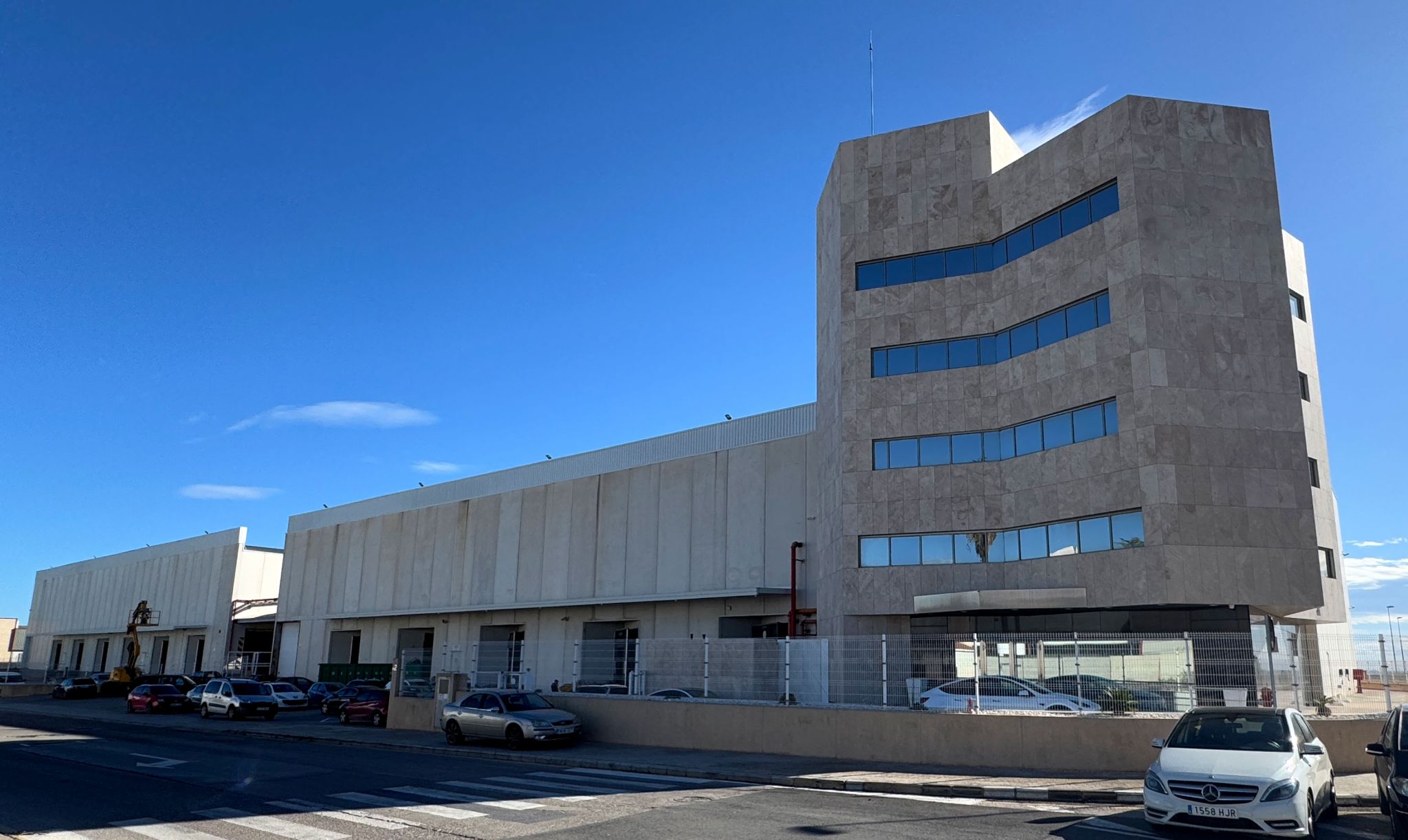 imagen exterior de la nueva fábrica de Tewis en Náquera (Valencia).  