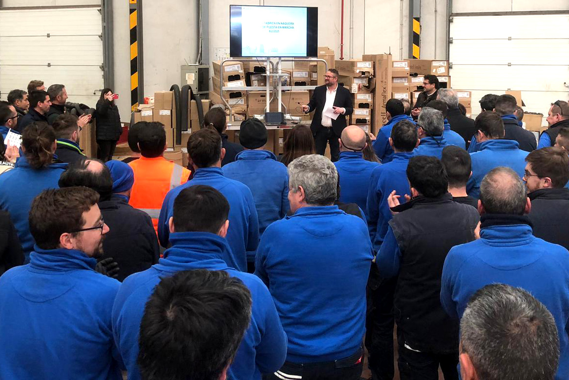 Dries Laheye, CEO de Tewis, junto a parte del equipo de dirección de fábrica Tewis agradece a la plantilla de Náquera  todo el esfuerzo tras la Dana para que las nuevas instalaciones estén operativas en tiempo récord